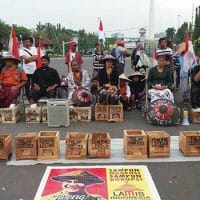 "Cementing Feet" in protest of the "Corporate Governor," Ganjar Pranowo in front of the Presidential Palace in Jakarta, March 13, 2017.
