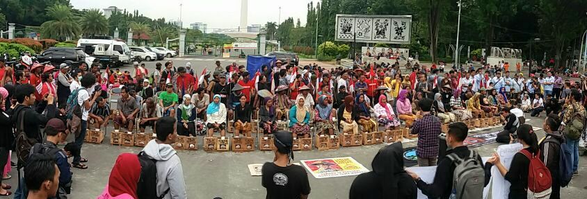 | Cementing Feet Protest in front of the Presidential Palace in Jakarta March 13 2017 | MR Online