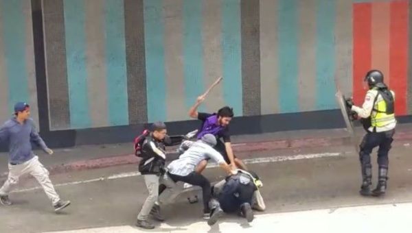 | Opposition protesters gang up on and beat police officers Telesur | MR Online