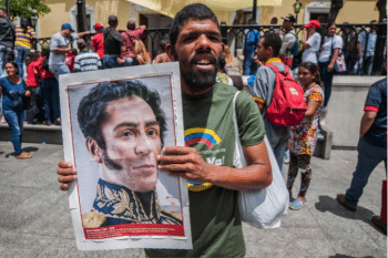 | Chavistas gather around Venezuelas legislative Palace | MR Online