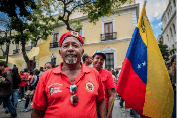 | A man wears a red beret like the one former President Hugo Chávez wore with his uniform | MR Online