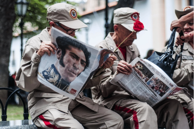 | Members of the Bolivarian Militia read Ciudad Caracas newspaper while waiting for the Constituent Assembly installation | MR Online
