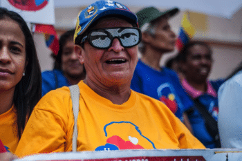 | A woman wears Chávez` eyes themed sunglasses while waiting for the Constituent Assembly installation | MR Online