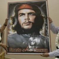Bolivian President Evo Morales poses with a portrait of Che. | Photo: Agencia Boliviana de Informacion