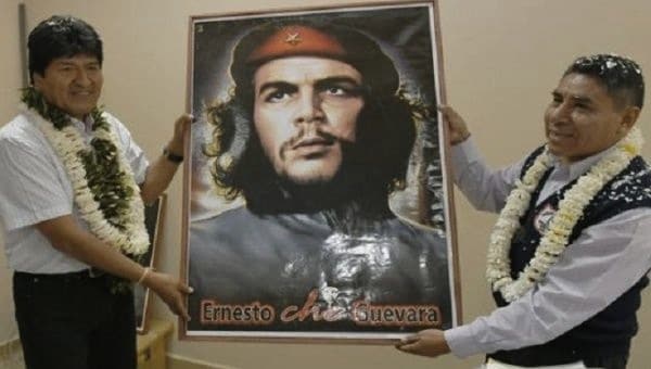 | Bolivian President Evo Morales poses with a portrait of Che | Photo Agencia Boliviana de Informacion | MR Online