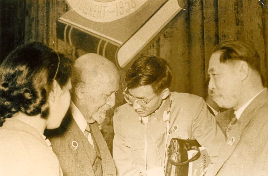 | W E B Du Bois speaking with Chinese delegates at Afro Asian Writers Conference Tashkent October 1958 W E B Du Bois Papers MS 312 Special Collections and University Archives University of Massachusetts Amherst Libraries | MR Online