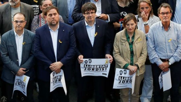 | Catalan President Carles Puigdemont and other regional government members | Photo Reuters | MR Online