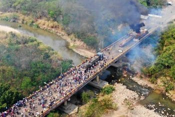 | Opposition sets fire to vehicles on the Colombian side of the Simon Bolivar International bridge | MR Online
