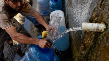 | A Caracas resident collects water from the Waraira Repano Hill after the blackout that stopped water pumping in the city | MR Online