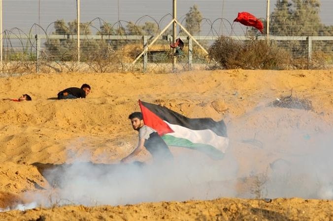 | Israeli forces fire tear gas at Palestinian demonstrators during weekly protests | MR Online