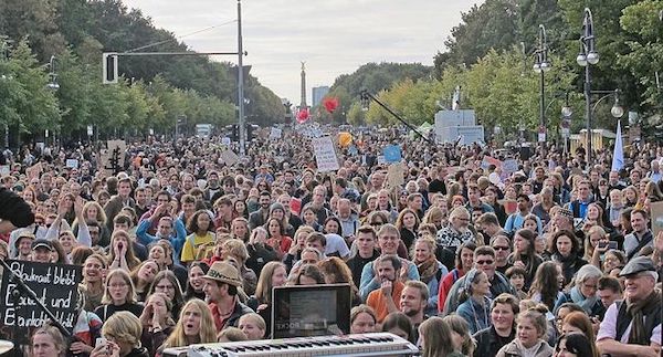 | Tens of thousands protest at Berlins Brandenburg Gate | MR Online