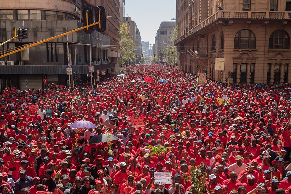 | Thousands of SAFTU members stretch down Simmonds Street in central Johannesburg from outside the offices of the Gauteng Provincial government | MR Online