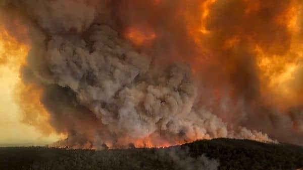 | Wildfires rage under plumes of smoke in Bairnsdale Australia Glen Morey via AP | MR Online