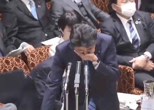 | Prime Minister Shinzo Abe coughing during his speech at the House of Councilors | MR Online