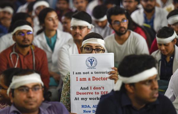 | Deccan Herald Doctors protest in Delhi over Kolkata hospital violence | Deccan | MR Online
