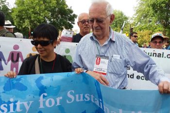 | Immanuel Wallerstein and Lau Kin Chi display the banner of the Global University for Sustainability | MR Online