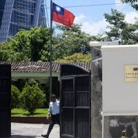 A guard closes the gate of the Embassy of Taiwan in San Salvador on August 21, 2018, after China and El Salvador established diplomatic relations. Photo: AFP / Marvin Recinos