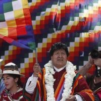The former Bolivian president and leader of the Movement Towards Socialism (MAS), Evo Morales, today waves the Whipala flag of the native peoples during an event in his hometown, The town of Orinoca, part of the route of his caravan after entering yesterday from Argentina, in the department of Oruro (Bolivia). | Photo: EFE