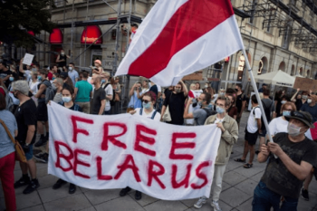 | Belarusian protesters wave pre revolutionary flag Source georgiatodayge | MR Online