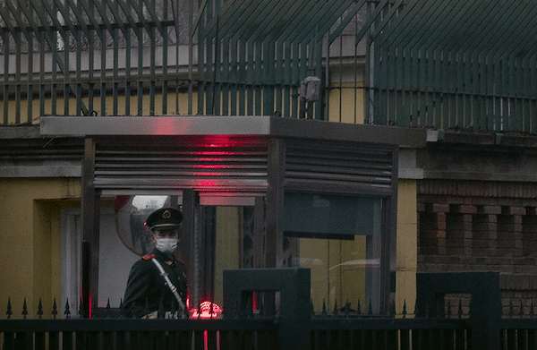 | A Chinese paramilitary police officer stands guard outside the British Embassy in Beijing | MR Online