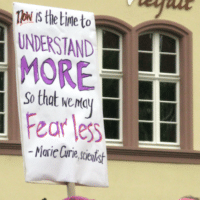 March for Science in Freiburg, Plakat "Now is the time to understand more so that we may fear less" von Marie Curie auf dem Augustinerplatz (Photo: Andreas Schwarzkopf)