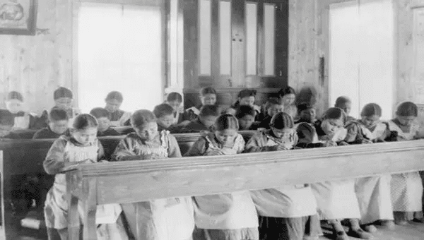 | Indigenous kids in a residential school in Canada during the XX century | Photo Twitter AmmarKazmi | MR Online