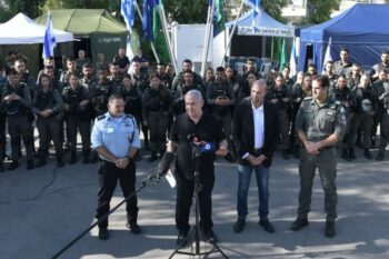 | BENJAMIN NETANYAHU AND MINISTER OF PUBLIC SECURITY AMIR OHANA CENTER RIGHT SPEAK IN FRONT OF PHALANX OF ISRAELI FORCES IN LYDD LOD MAY 13 2021 PHOTO TWITTER | MR Online