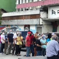 Venezuelans queue to get vaccinated against Covid-19 in central Caracas. (Carolina Alcalde / VOA)