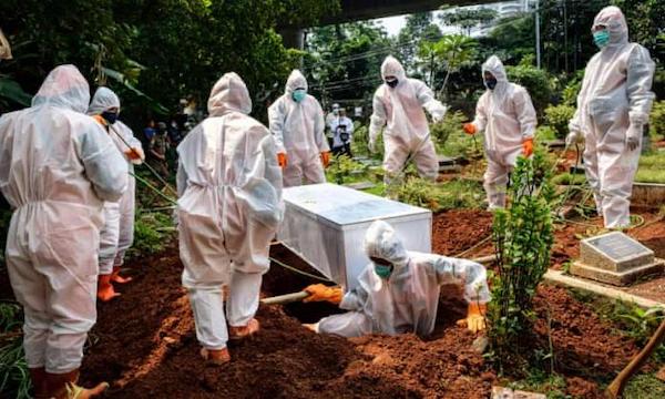 | Health workers bury a suspected victim of COVID 19 in Jakarta Indonesia | MR Online