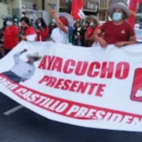 Supporters of Castillo remain in the street. foto: peru libre