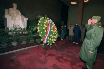 | Fidel Castro salutes the statue of Mao Zedong | MR Online