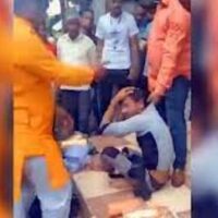 | A Muslim bangle seller being attacked in Indore Photo Video screengrab | MR Online