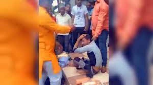 | A Muslim bangle seller being attacked in Indore Photo Video screengrab | MR Online