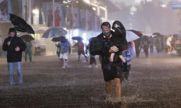 | People walk through flooded streets in New York as the remnants of Hurricane Ida hit the city on the night of 1 September | MR Online