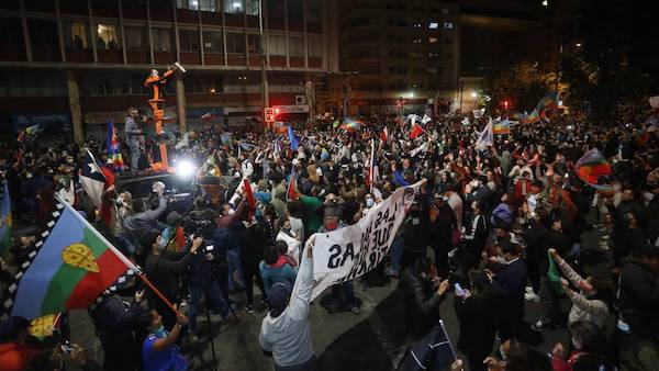 | Chileans celebrate the results of the national plebiscite on setting up a Constitutional convention in October 2020 Photo AS Chile | MR Online