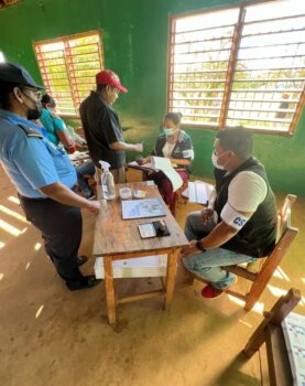 | Bilwi Voting Center 1 ID is verified Voter waits on line | MR Online