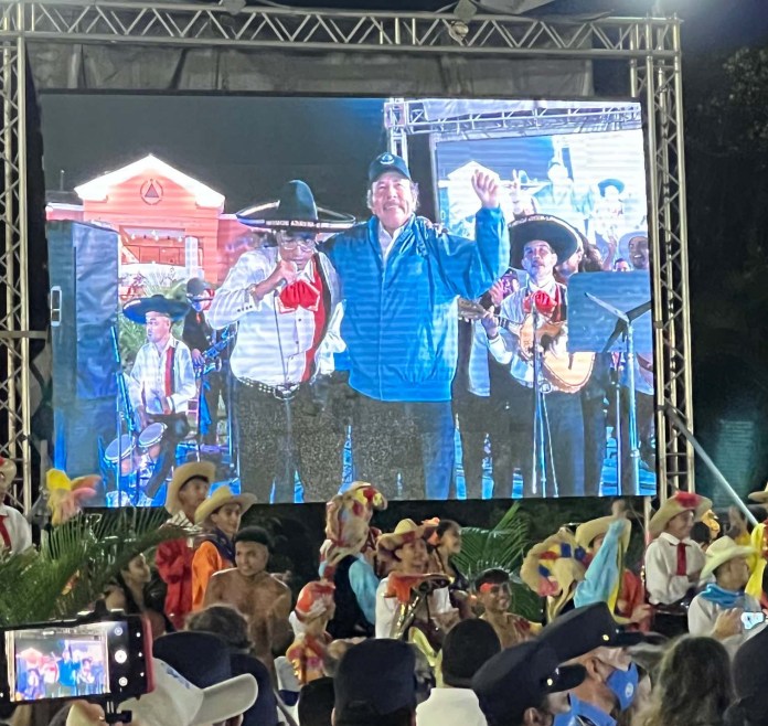 | President Daniel Ortega shown dancing with musicians and supporters | MR Online