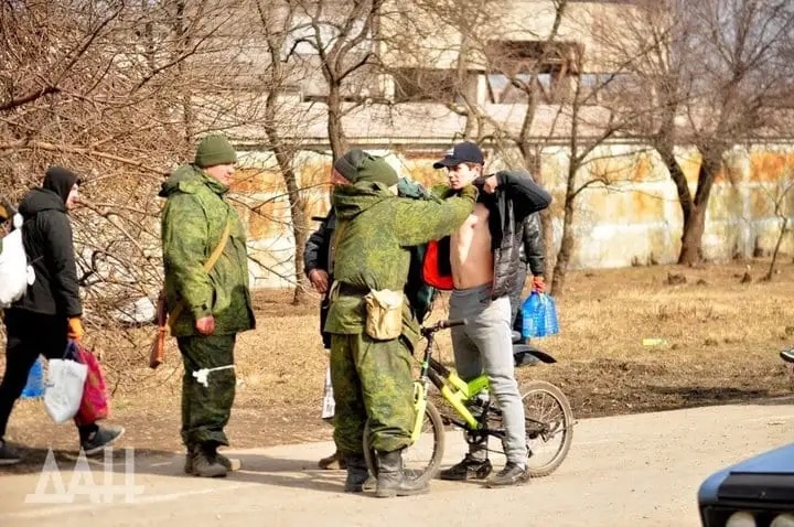 | Donetsk Peoples Militia troops check men leaving Mariupol for tattoos of swastikas runes and wolfsangels marking them as neo Nazi combatants | MR Online