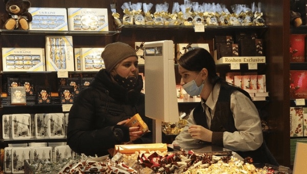 | A citizen shops at a store in Lviv Ukraine March 1 2022 | Photo Xinhua | MR Online