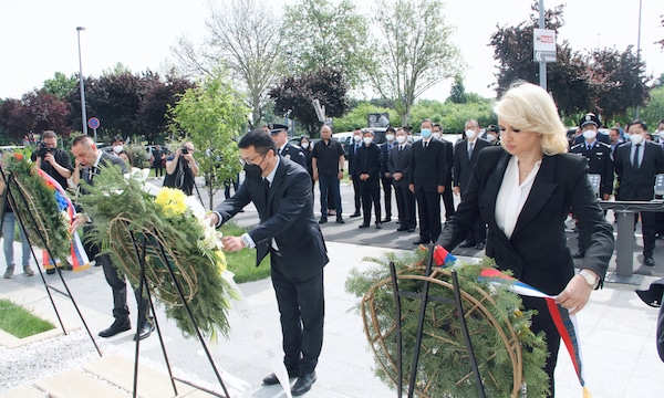 | Serbian and Chinese officials dedicate wreaths to the victims of NATOs 1999 bombing Photograph Chinese embassy in Serbia | MR Online