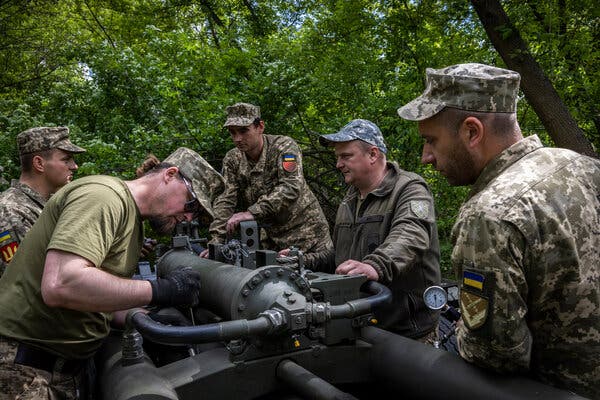 | Soldiers with Ukraines 55th Separate Artillery Brigade cleaned and carried out maintenance on the howitzer | MR Online