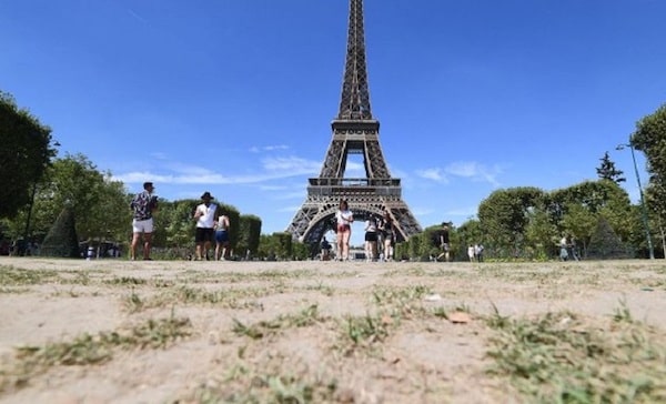 | Dried Champ de Mars in front of the Eiffel Tower Paris France Aug 3 2022 | Photo Twitter qxzito1 | MR Online