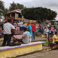 Nicaraguan families enjoy the weekend at the mirador de Catarina in Masaya (Photo by Ben Norton)