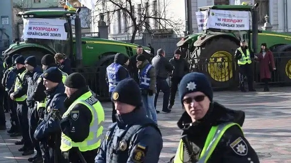 | In 2020 farmers blocked the parliament building in Kiev to protest legislation allowing the sale of agricultural land | MR Online
