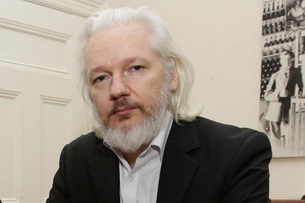 | Julian Assange Photo apublicaorg | MR Online