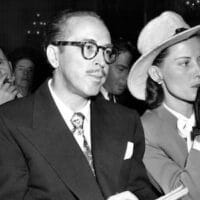 Screenwriter Dalton Trumbo with his wife Cleo at the House Un-American Activities Committee hearings in 1947. Marxist poet Bertoldt Brecht can be seen in the background (Credit: Mesa County Libraries via Wikimedia Commons)