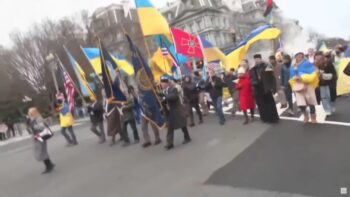 |  Shaporynska murmura Obrigado EUA por apoiar a Ucrânia em um megafone enquanto ela conduz a multidão à Casa Branca |  RM Online