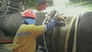 |  Um trabalhador testando parte dos oleodutos Nord Stream |  RM Online