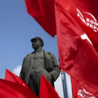 Ukrainians wave communist flags near a statue of Soviet leader Vladimir Lenin during an International Worker's Day parade in Donetsk, Ukraine, May 2014. Photo: Marko Djurica/Reuters/File photo.