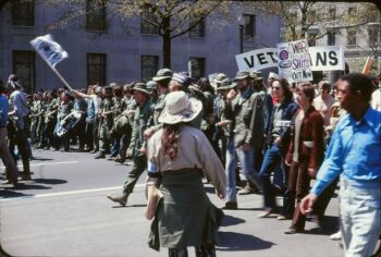 |  Veteranos do Vietnã em Washington DC marcham contra a guerra 24 de abril de 1971 CC foto Leena A Krohn |  RM Online